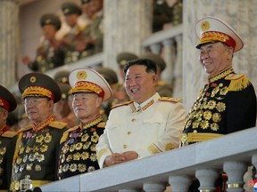 Der nordkoreanische Führer Kim Jong Un beobachtet auf diesem undatierten Foto, das am 26. April von Nordkoreas Korean Central News Agency (KCNA) veröffentlicht wurde, eine nächtliche Militärparade zum 90. 2022.