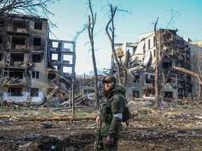 Ein Servicemitglied aus der Republik Tschetschenien schaut während der Kämpfe im Ukraine-Russland-Konflikt in der Stadt Mariupol, Ukraine, am 15. April 2022 zu.
