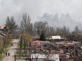 Rauch steigt über einem Werk der Azovstal Iron and Steel Works Company und Gebäuden auf, die im Zuge des Ukraine-Russland-Konflikts in der südlichen Hafenstadt Mariupol, Ukraine, am 18. April 2022 beschädigt wurden.