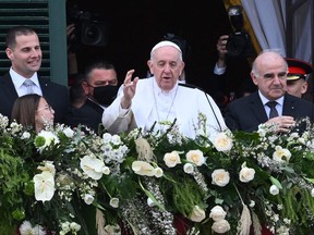 Papst Franziskus, Mitte, flankiert von Maltas Premierminister Robert Abela, links, und Maltas Präsident George Vella, rechts, winkt am 2. April 2022 in Valletta, Malta, am ersten Tag des Papstes vom Balkon des Präsidentenpalastes zweitägige Reise zum Mittelmeer-Archipel.