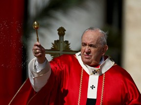 Papst Franziskus segnet die Olivenzweige, als er am 10. April 2022 die Palmsonntagsmesse auf dem Petersplatz im Vatikan leitet.
