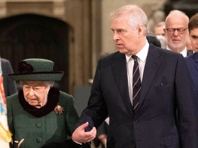 Königin Elizabeth II. und Prinz Andrew, Herzog von York, treffen am 29. März 2022 ein, um an einem Dankgottesdienst für Prinz Philip, Herzog von Edinburgh, in der Westminster Abbey im Zentrum von London teilzunehmen.