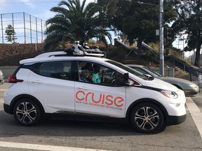 Ein selbstfahrendes Cruise-Auto, das der General Motors Corp gehört, ist am 26. September 2018 vor dem Hauptsitz des Unternehmens in San Francisco zu sehen, wo es die meisten Tests durchführt.