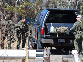 Mitglieder der Royal Canadian Mounted Police packen nach der Suche nach Gabriel Wortman in Great Village, Nova Scotia, am 19. April 2020 zusammen.