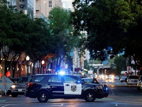 Ein Polizeifahrzeug wird nach einer Schießerei am frühen Morgen auf einem Abschnitt der Innenstadt in der Nähe der Arena Golden 1 Center in Sacramento, Kalifornien, am Sonntag, dem 3. April 2022, gesehen.