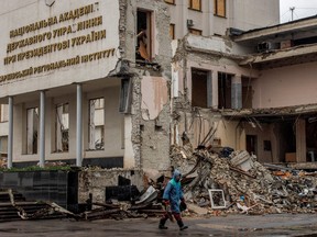 Ein Mann geht am Charkiwer Regionalinstitut der Nationalen Akademie für öffentliche Verwaltung vorbei, das am 12. April 2022 in Charkiw, Ukraine, während des russischen Beschusses zerstört wurde.