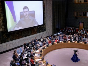 Der ukrainische Präsident Wolodymyr Selenskyj erscheint auf einem Bildschirm, als er sich während eines Treffens inmitten der russischen Invasion in der Ukraine im Hauptquartier der Vereinten Nationen in Manhattan, New York City, New York, am 5.