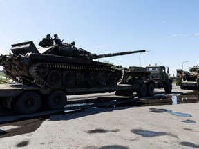 Erbeutete russische Panzer werden am Samstag, den 30. April 2022, von der ukrainischen Armee auf einer Straße außerhalb von Dnipro, Ukraine, auf Plattformen transportiert.