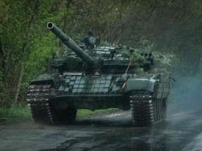 Ein ukrainischer Panzer fährt am Samstag, den 24. April 2022, inmitten der russischen Invasion in der Ukraine auf einer Straße in der Nähe von Lyman in der Ostukraine.