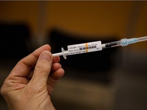 Auf diesem Aktenfoto, das am 24. November 2021 aufgenommen wurde, hält eine Krankenschwester den Pfizer-BioNTech Covid-19-Impfstoff für Kinder in Montreal.
