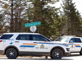 Die Royal Canadian Mounted Police (RCMP) blockiert am 19. April 2020 in Portapique, NS, den Eingang zur Portapique Beach Road, nachdem sie ihre Suche nach Gabriel Wortman beendet hat, den sie als Schützen mehrerer Opfer beschreiben.
