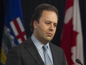 Jonathan Denis, ehemaliger Justizminister von Alberta, wurde 2014 auf einer Pressekonferenz in Edmonton fotografiert.
