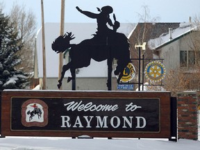 Das Willkommensschild in Raymond, Alta., etwa 36 km südöstlich von Lethbridge.
