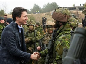 Der kanadische Premierminister Justin Trudeau besucht am 8. März 2022 nach der russischen Invasion in der Ukraine Angehörige der kanadischen Truppen auf dem Militärstützpunkt Adazi in Lettland.