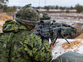 Mitglieder der kanadischen Armee werden während der Übung Crystal Arrow 2022 in Adazi, Lettland, am 7. März 2022 gesehen.