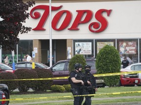 Die Polizei sichert am Samstag, den 14. Mai 2022 in Buffalo, NY, einen Bereich um einen Supermarkt herum, in dem mehrere Menschen bei einer Schießerei getötet wurden