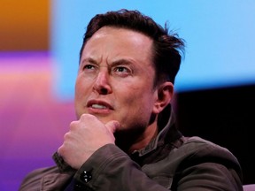 SpaceX-Eigentümer und Tesla-CEO Elon Musk gestikuliert während eines Gesprächs auf der Spielemesse E3 in Los Angeles am 13. Juni 2019.