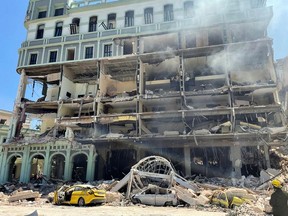 Trümmer werden verstreut, nachdem eine Explosion das Hotel Saratoga in Havanna, Kuba, am 6. Mai 2022 zerstört hat.