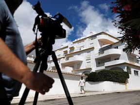Ein Kameramann filmt die Wohnung, in der die dreijährige Madeleine McCann 2007 verschwand, in Praia da Luz, Portugal, 4. Juni 2020.