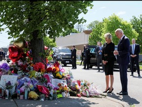 US-Präsident Joe Biden und First Lady Jill Biden erweisen den 10 Menschen, die bei einer Massenerschießung durch einen Schützen getötet wurden, Respekt, die laut Behörden durch Rassismus motiviert war, an der Gedenkstätte TOPS Friendly Markets in Buffalo, NY, USA, 17. Mai 2022. REUTERS /Leah Millis