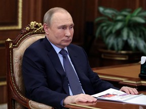 Der russische Präsident Wladimir Putin nimmt an einem Treffen mit dem CEO der Znanie Society Maxim Dreval in Moskau, Russland, am 5. Mai 2022 teil.