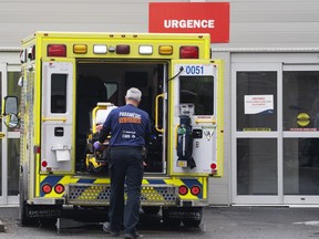 Ein Sanitäter lädt seine Trage zurück in den Krankenwagen, nachdem er am Donnerstag, den 14. April 2022, einen Patienten in die Notaufnahme eines Krankenhauses in Montreal gebracht hat.