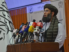 Der Taliban-Minister für die Förderung der Tugend und die Verhinderung des Vizes Mohammad Khalid Hanafi spricht während einer Zeremonie zur Bekanntgabe des Dekrets für die Kleiderordnung afghanischer Frauen am Samstag, den 7. Mai 2022 in Kabul.