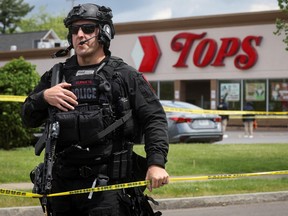 Ein Polizist aus Buffalo arbeitet am Ort einer Schießerei in einem Tops-Supermarkt in Buffalo am 17. Mai 2022.