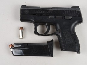 Eine Pistole, die angeblich auf einem kürzlich von der Polizei übergebenen Foto von einem beschuldigten Carjacker beschlagnahmt wurde.