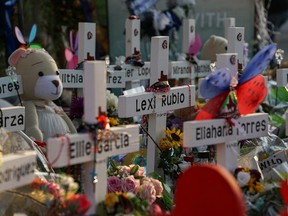 Blumen, Spielzeug und andere Gegenstände zum Gedenken an die Opfer der tödlichsten Massenerschießung an US-Schulen sind am 30. Mai 2022 in einer Gedenkstätte an der Robb Elementary School in Uvalde, Texas, zu sehen.