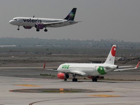 Ein Volaris-Flugzeug landet am 23. April 2022 in Zumpango, Mexiko.