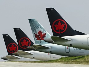 Am Mittwoch, den 28. April 2021, sitzen während der COVID-19-Pandemie in Toronto geerdete Flugzeuge von Air Canada auf dem Rollfeld des Pearson International Airport.