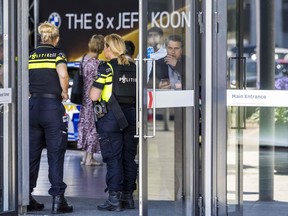 Niederländische Polizisten bewachen am 28. Juni 2022 nach einem Raubüberfall den Eingang der Kunstmesse TEFAF in Maastricht.  (Foto von MARCEL VAN HOORN/ANP/AFP über Getty Images)
