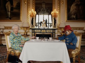 Undatiertes Bild der britischen Königin Elizabeth und Paddington Bear beim Cream Tea im Buckingham Palace aus einem Film, der auf der Platinum Party der BBC im Palace gezeigt wurde.  Veröffentlicht am 4. Juni 2022.