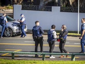 Die Polizei richtete nach Berichten über mehrere Messerstiche in Neuseeland am Donnerstag, den 23. Juni 2022, Absperrungen und ein Suchgebiet um einen Vorort von Auckland ein.
