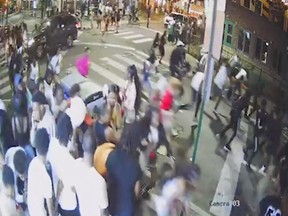 Ein Screenshot eines Überwachungsvideos von der Schießerei zeigt Menschen auf einer überfüllten Straße, die in Panik rennen, vermutlich nachdem Schüsse abgefeuert wurden, in Philadelphia, Pennsylvania, 4. Juni 2022.