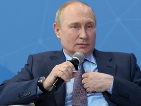 Russlands Präsident Wladimir Putin nimmt am 9. Juni 2022 vor dem St. Petersburg International Economic Forum in Moskau an einem Treffen mit russischen Jungunternehmern und Spezialisten teil.
