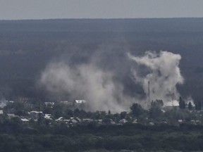 Rauch und Schmutz steigen aus der Stadt Sewerodonezk während Kämpfen zwischen ukrainischen und russischen Truppen in der ostukrainischen Region Donbass, Dienstag, 14. Juni 2022.