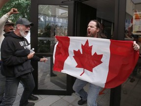 Tyson "Freiheit Georg" Billings, eine prominente Figur im Freedom Convoy dieses Winters, verlässt das Gerichtsgebäude von Ottawa, nachdem er am Mittwoch, dem 15. Juni 2022, freigelassen wurde.