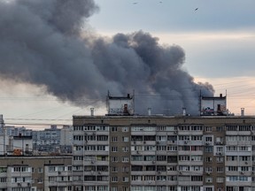 Rauch steigt nach Raketenangriffen auf, während Russlands Angriff auf die Ukraine am 5. Juni 2022 in Kiew fortgesetzt wird.