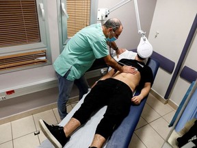 Ein Patient, der an Long COVID leidet, wird am 21. Februar 2022 in der Post-Coronavirus-Krankheit (COVID-19)-Klinik des Ichilov-Krankenhauses in Tel Aviv, Israel, untersucht.