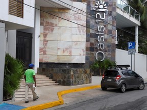 Ein Mann geht an der Eigentumswohnung Oasis 12 vorbei, wo zwei kanadische Staatsbürger, ein Mann und eine Frau, von unbekannten Angreifern getötet wurden, teilten die Behörden am Dienstag in Playa del Carmen, Mexiko, am 21. Juni 2022 mit.