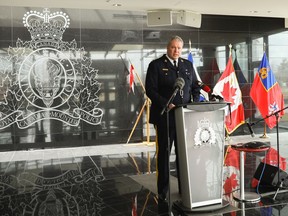 RCMP Chief Supt.  Chris Leather beantwortet am 20. April 2020 auf einer Pressekonferenz in der RCMP-Zentrale in Dartmouth, Nova Scotia, Fragen.