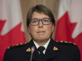 RCMP-Kommissarin Brenda Lucki hört sich eine Frage während einer Pressekonferenz in Ottawa am Mittwoch, den 21. Oktober 2020 an.