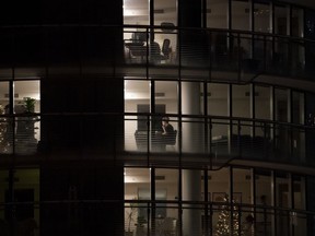 Eine Frau arbeitet am Donnerstag, den 3. Dezember 2020, in ihrer Wohnung in der Innenstadt von Vancouver an einem Computer. Ein Gesetz, das vorschreibt, dass Arbeitgeber einer bestimmten Größe in Ontario Richtlinien zur Trennung von der Arbeit haben, trat diesen Monat in Kraft.