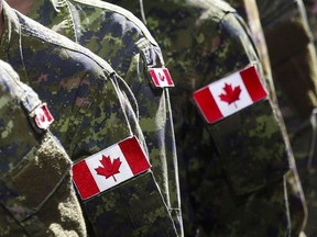 Mitglieder der kanadischen Streitkräfte, in Calgary am 8. Juli 2016. Das Unternehmen, das den 900-Millionen-Dollar-Einigungsvertrag der Bundesregierung mit Militärangehörigen überwacht, die sexuelles Fehlverhalten in Uniform erlebt haben, hat trotz wiederholter Versprechungen, dies behoben zu haben, mehr Datenschutzverletzungen zugegeben problem.THE CANADIAN PRESS/Jeff McIntosh