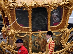 Ein Hologramm von Königin Elizabeth II. wird während des Platinum Pageant in London am 5. Juni 2022 im Rahmen der Feierlichkeiten zum Platin-Jubiläum von Königin Elizabeth II. auf die Gold State Coach projiziert.