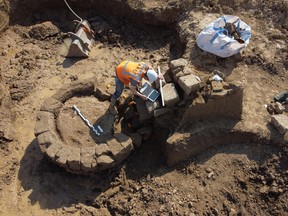 Eine Person arbeitet am 4. Mai 2022 an einem Ort, an dem Archäologen einen römischen Tempel in Zevenaar im zentralen Osten der Niederlande entdeckten.