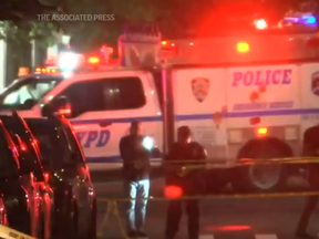 Polizei am Tatort, nachdem eine 20-jährige Frau am Mittwoch, dem 29. Juni 2022, tödlich erschossen wurde, als sie ihre kleine Tochter in einem Kinderwagen in New York City schob,
