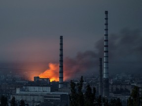 Rauch und Flammen steigen nach einem Militärschlag auf einem Gelände der Azot-Chemiefabrik in Sievierodonetsk auf, während Russlands Angriff auf die Ukraine in Lysychansk, Region Luhansk, Ukraine, am 18. Juni 2022 fortgesetzt wird.
